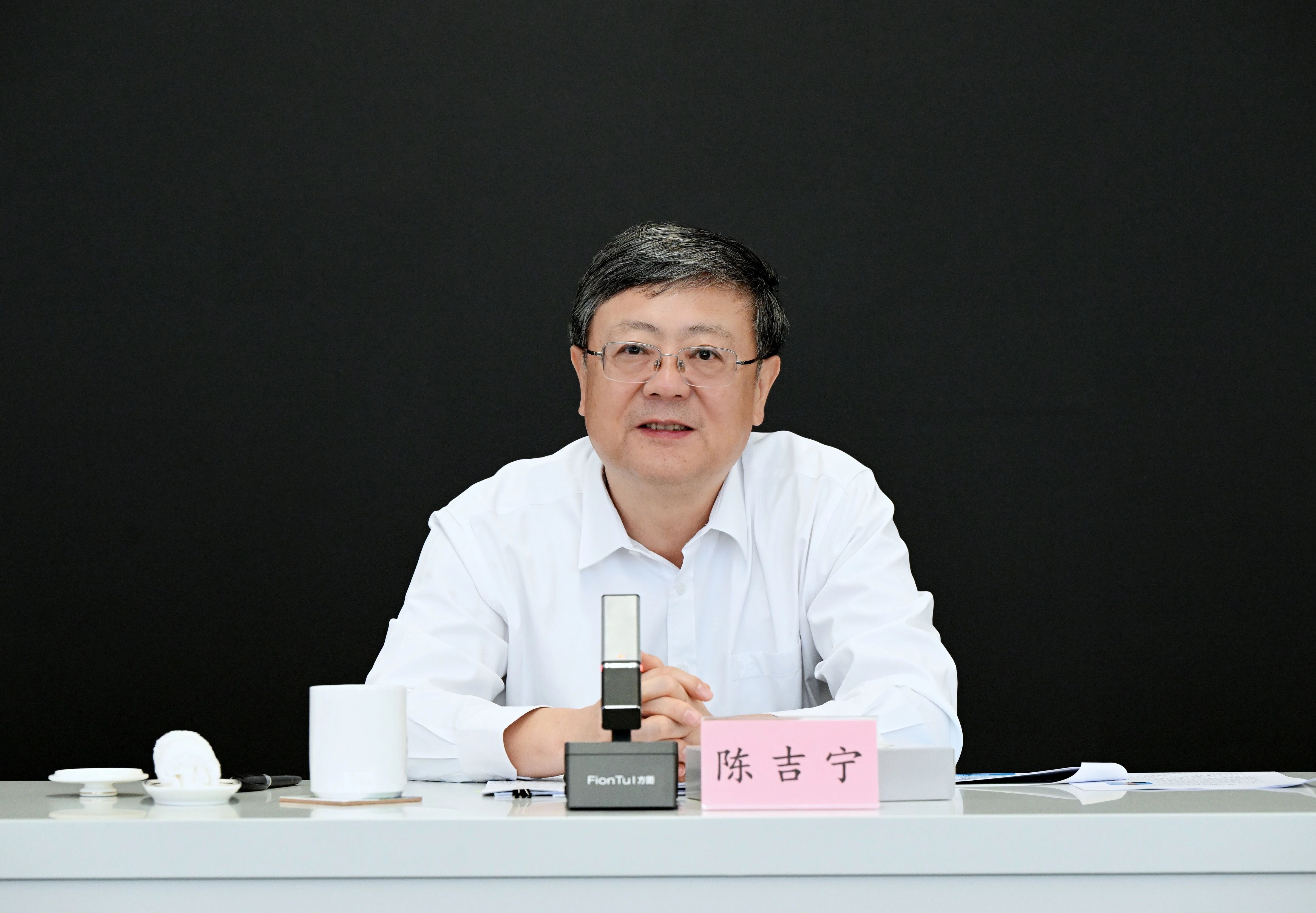 陈吉宁听取学院成立两年来总体建设和办学情况汇报.jpg