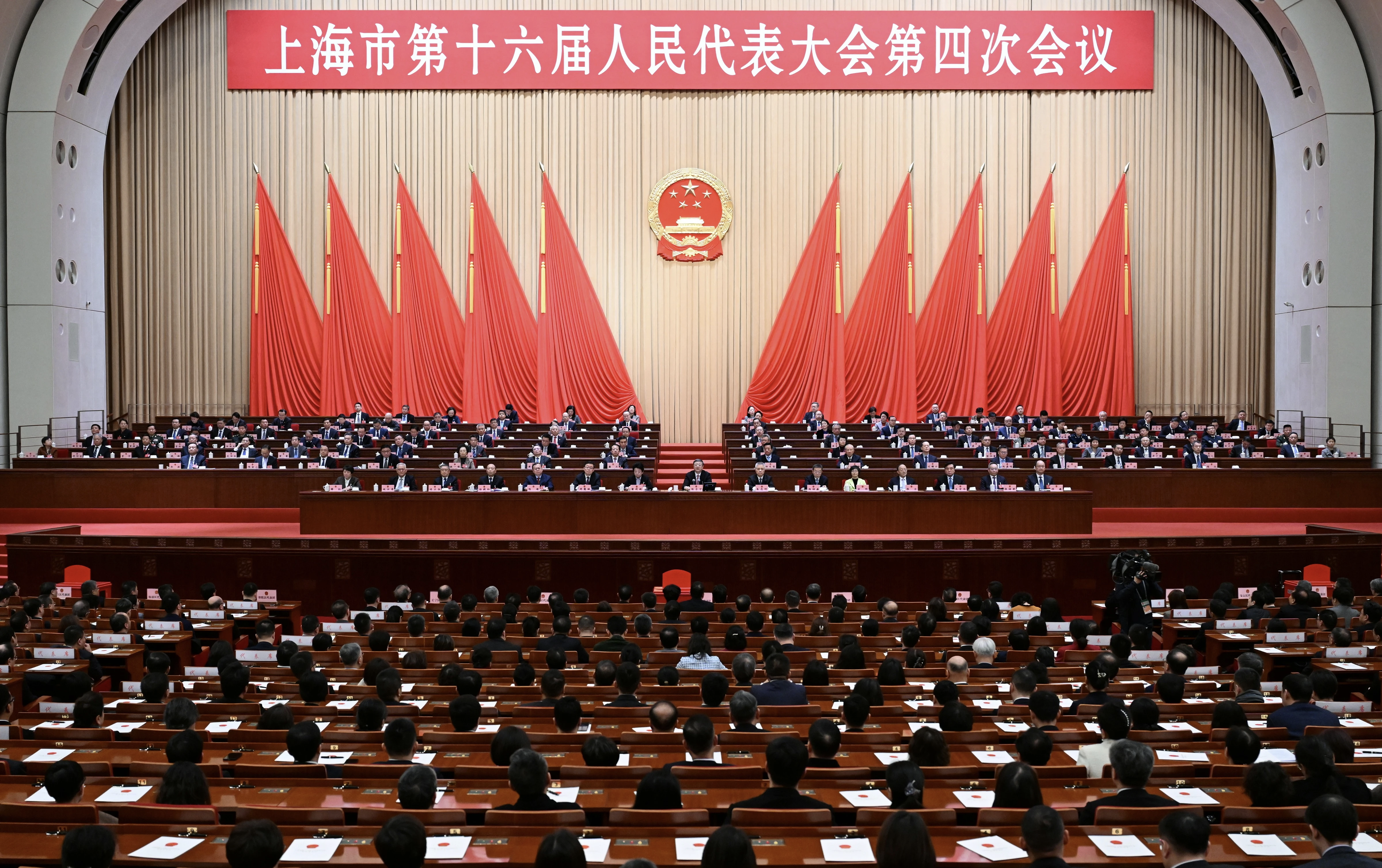 2月7日，上海市第十六届人民代表大会第四次会议在上海世博中心胜利闭幕。陈正宝 摄.png