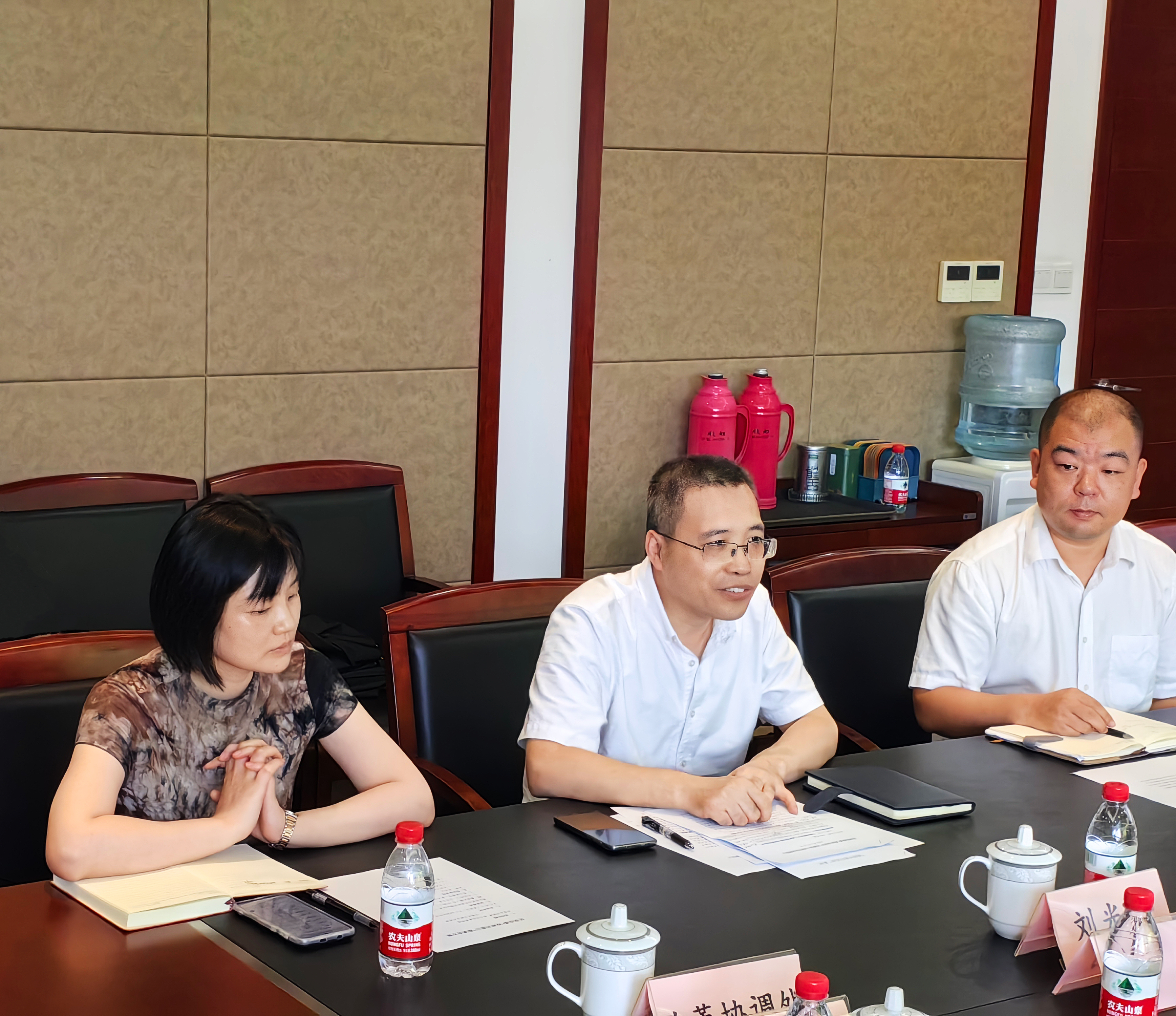 座谈会上，区发改委党组成员、副主任刘光卫介绍了“政府开放日”活动的背景及重要性.png