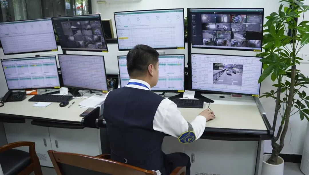 公交公司指挥中心接到来电后，将根据乘客出行时间、上车站点、线路行驶方向，及时与49路管理人员进行对接.jpeg