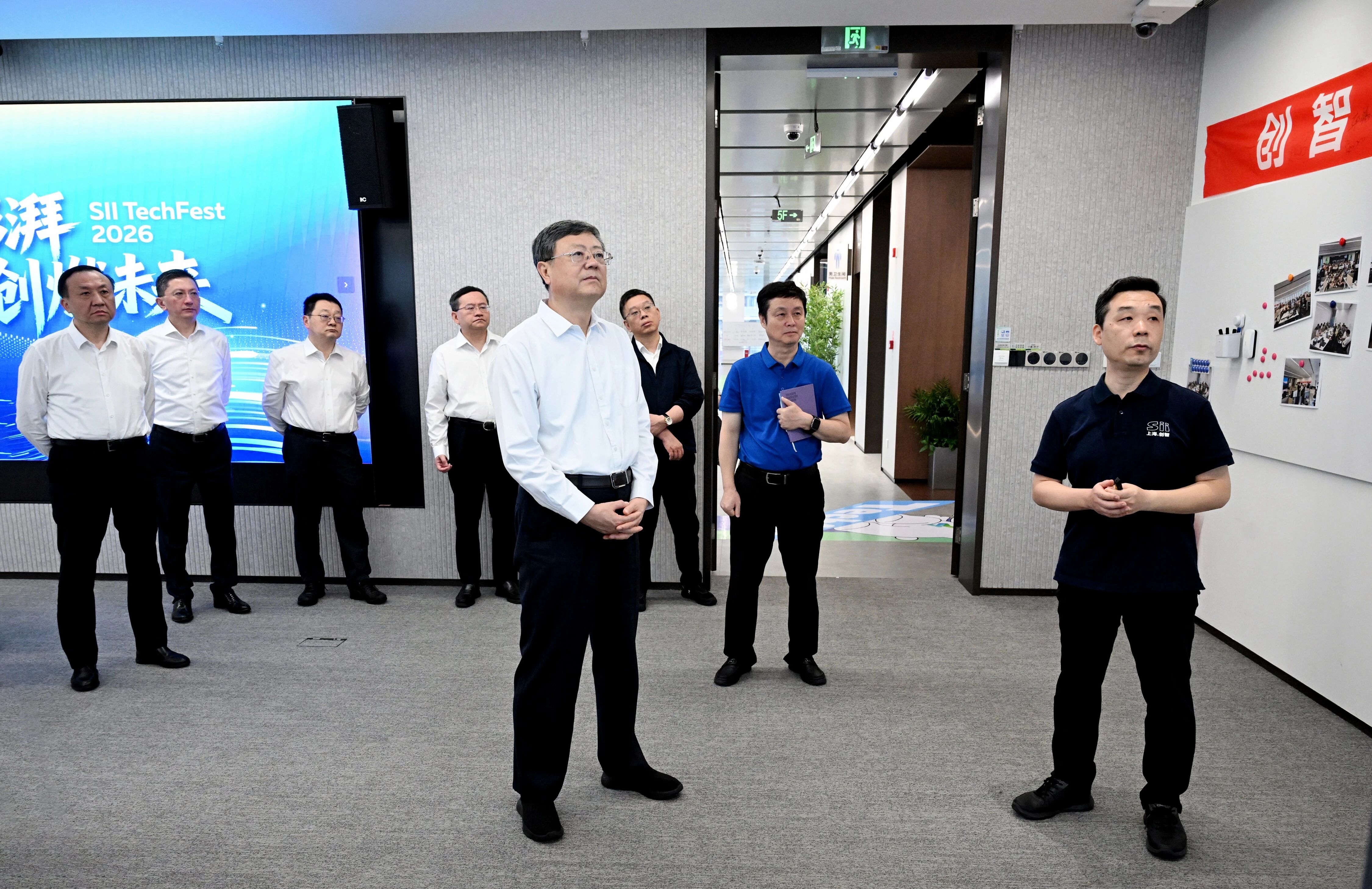 市领导仔细察看了师生在有组织科研、联合实验室等方面的最新成果.jpg