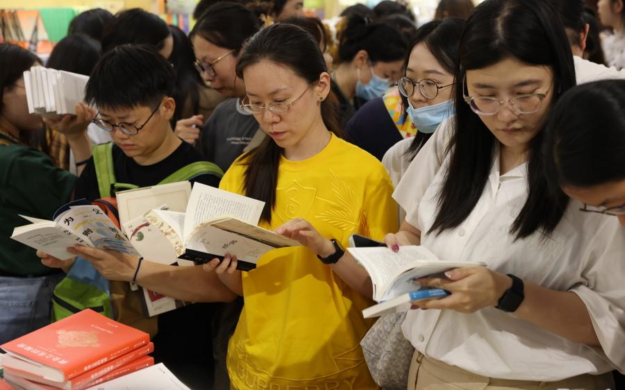 “放下手机,读会儿书” 在上海书展 不同年龄读者组成一道道最美阅读风景
