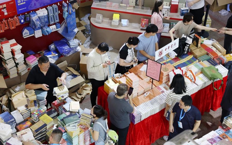 又一年盛夏 以阅读之名 四面八方的人们再一次走进城市中心的阅读殿堂 上海书展:风雨中来 因热爱而聚