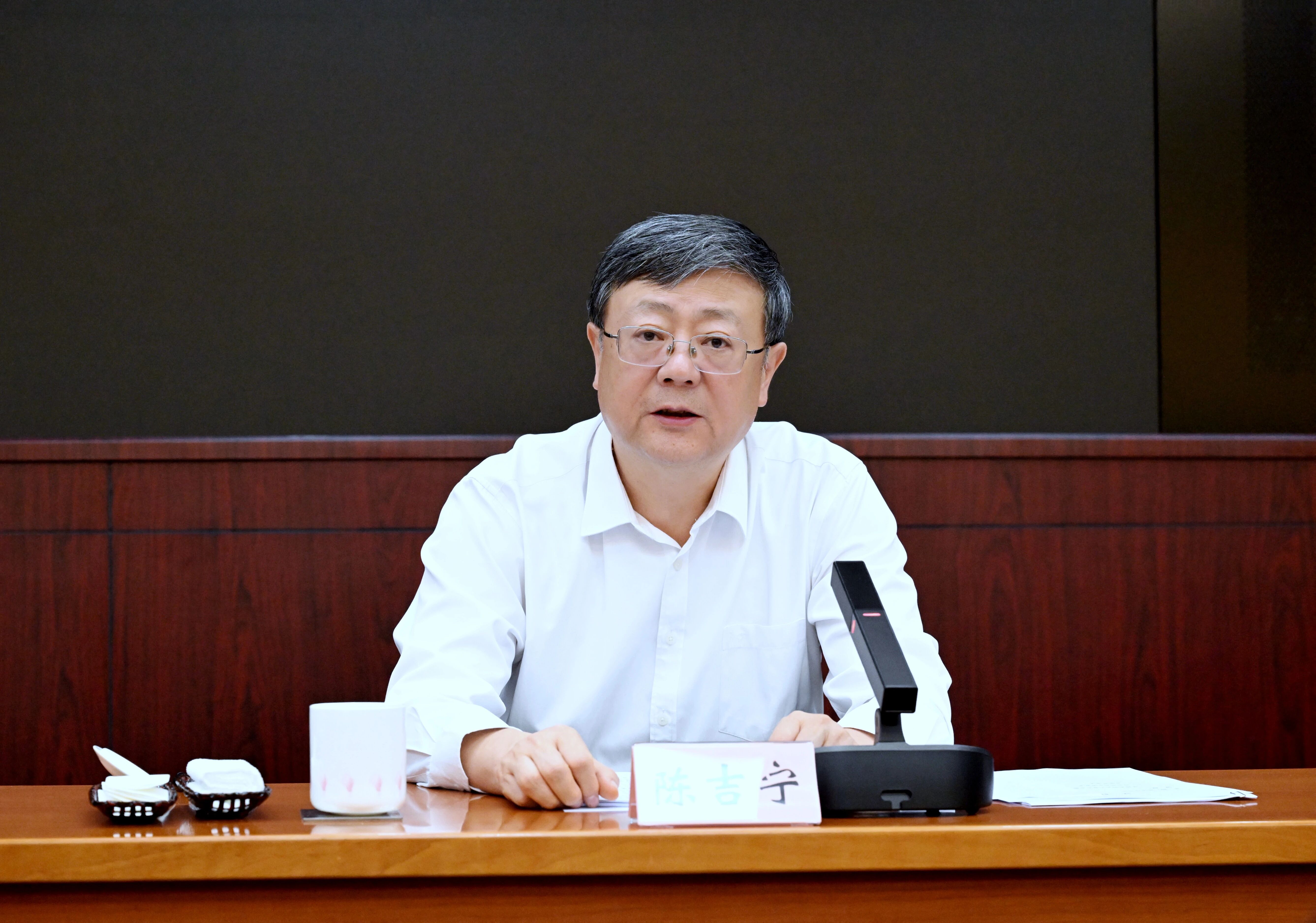 陈吉宁主持召开座谈会，听取市金融工作党委工作情况汇报.jpg