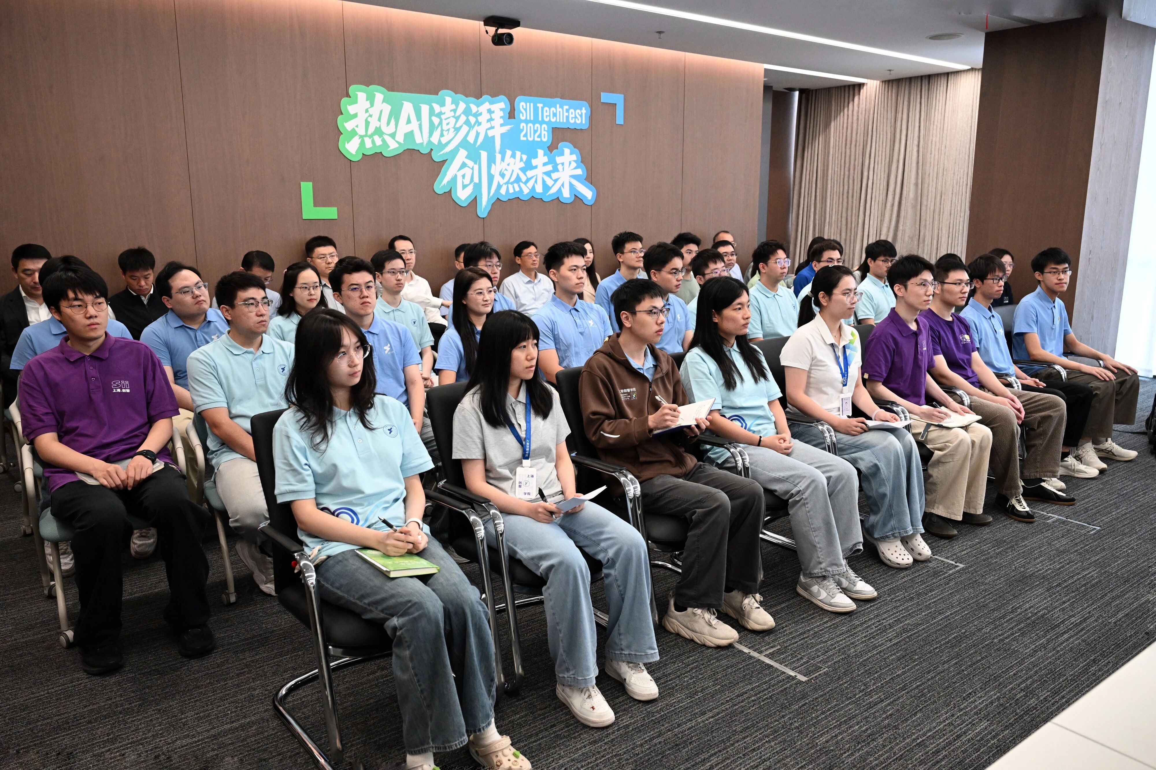 同学院师生作了交流，勉励大家再接再厉.jpg