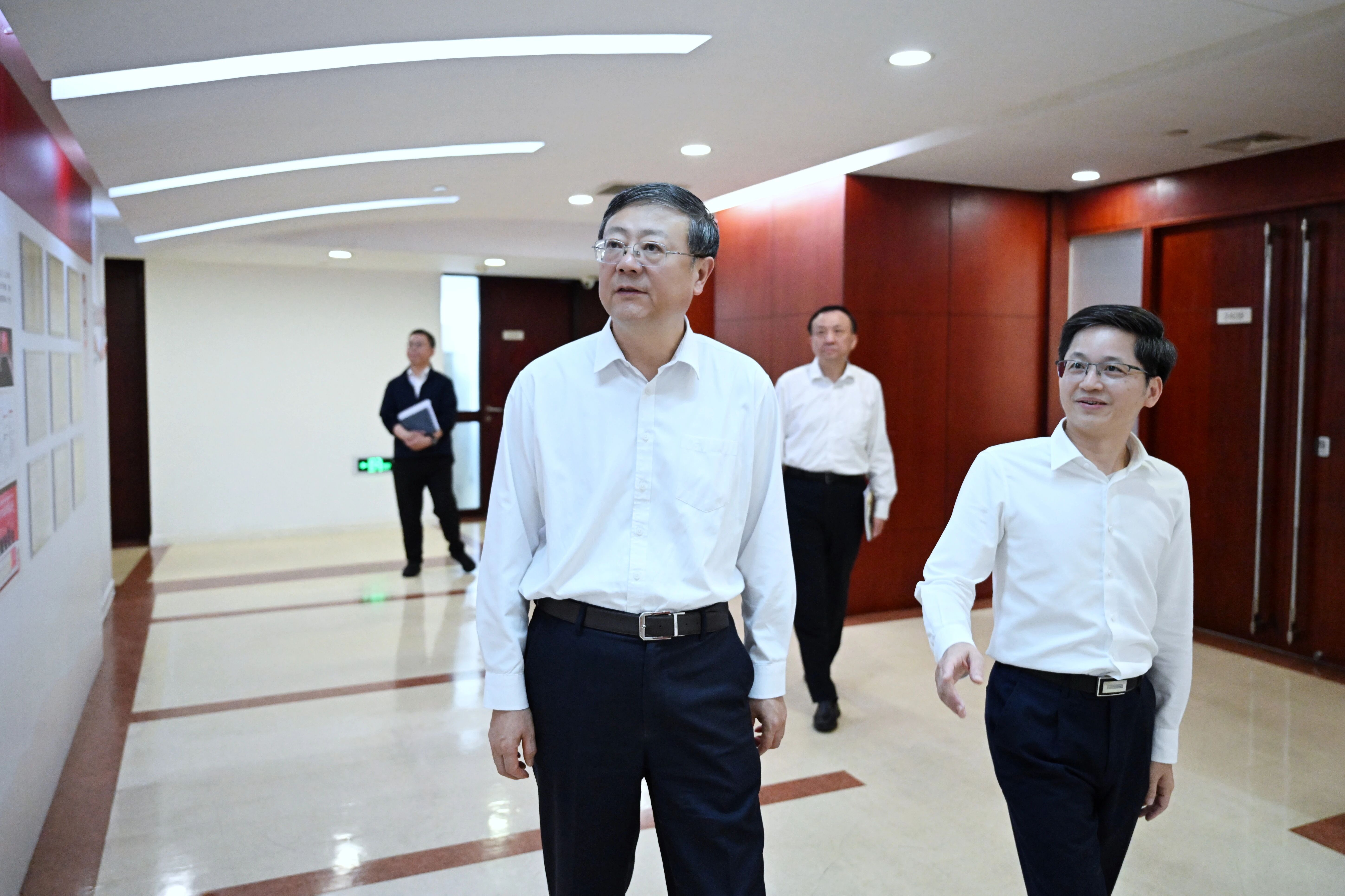 陈吉宁调研市金融工作党委.jpg