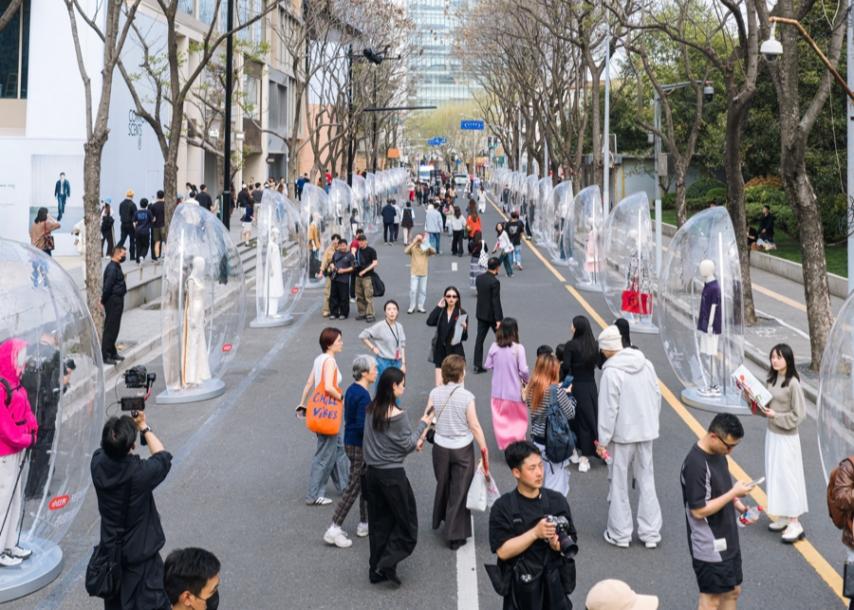 融入街区和历史建筑气质 营造独特体验与社交场域 吸引年轻消费者目光 非标商业:链接城市消费新场景