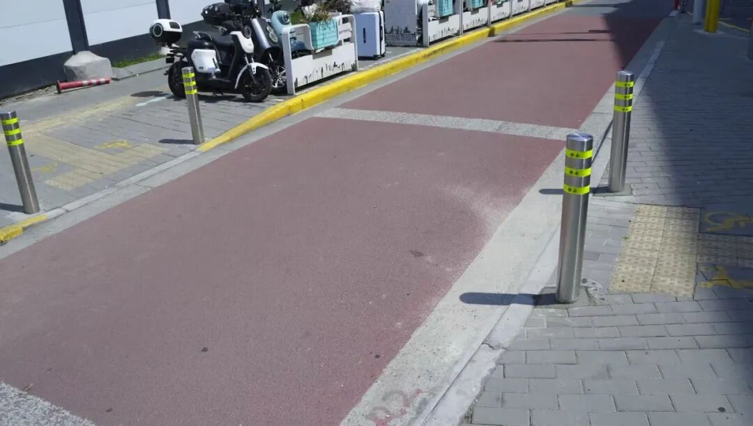 红色的沥青路面醒目地提醒着“慢”字当头.jpeg