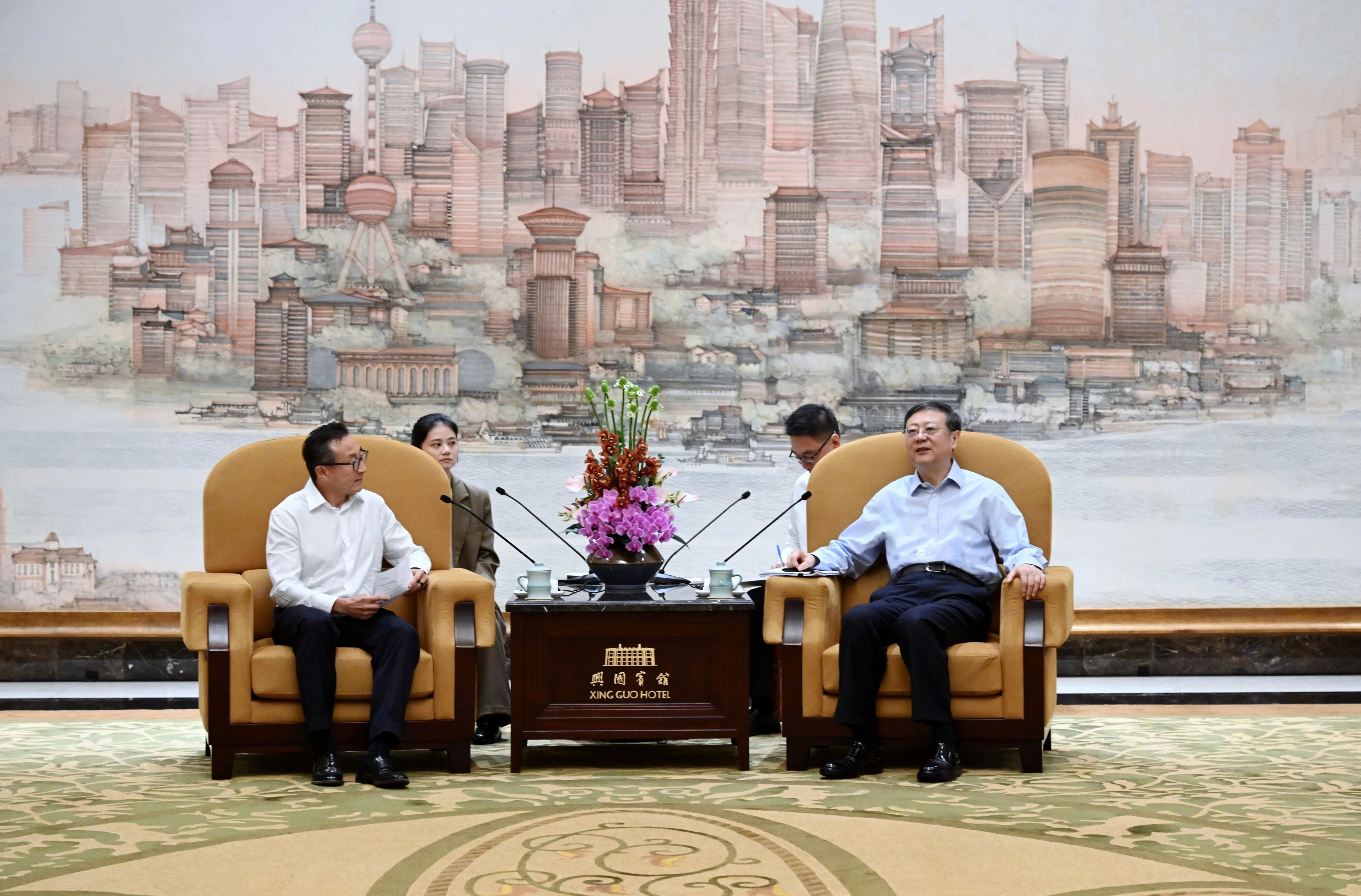 陈吉宁对亚洲企业领袖协会产业对话交流活动放在上海举办表示欢迎，介绍了上海经济社会发展相关情况.jpg