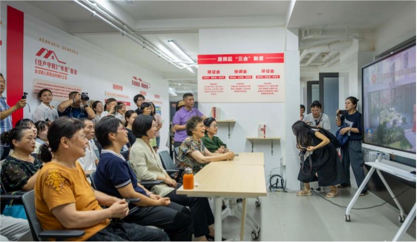 昨晚 市民新村居民区党群服务站内热闹非常 “太激动了,总书记走进了我们家”